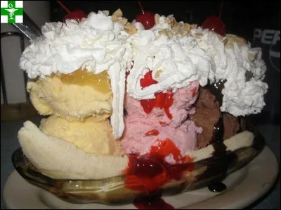 Nous sommes à Latrobe en Pennsylvanie. Durant l'été 1904, David Strickler invente un dessert glacé que l'on connaît sous le nom de « banana split ». Il imagina également le plat (le banana boat) dans lequel ce dessert devait être servi.
Quel était le métier de David Strickler ?