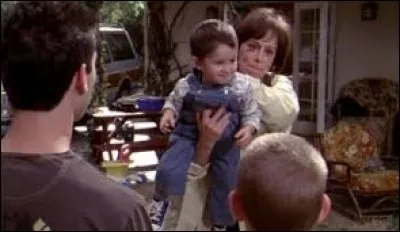 Dans l'&eacute;pisode final de la saison 4, qui aide Lois &agrave; accoucher de Jamie ?