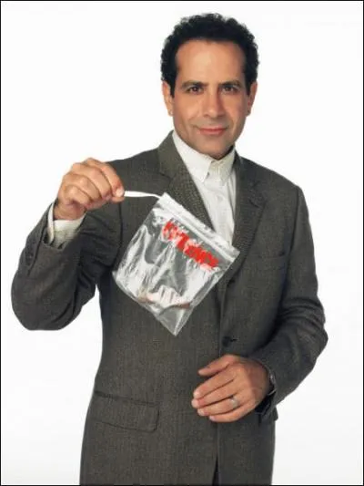 Depuis 2002, Tony Shalhoub joue dans quelle srie ?