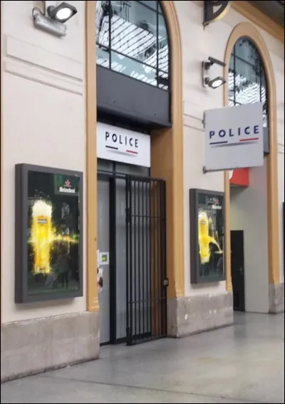 En cas de vol, de violence, ces agents sont là pour votre sécurité dans le parc. Vous avez la possibilité aussi de déposer une main courante ou déposer des objets trouvés. C'est...