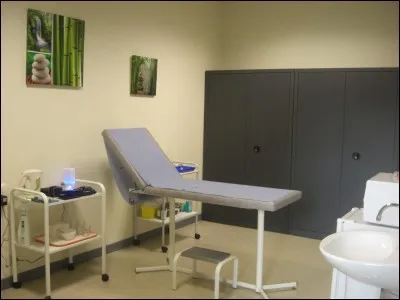 Des maux de tête ? Une petite fièvre ? Une petite blessure ? Pas de panique ! Dans cette endroit, une infirmière est présente 24 heures sur 24 ! C'est...