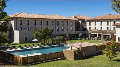 Envie de passer la nuit chez nous ? Pensez cependant à réserver dans ce lieu au préalable ! C'est un(e)...