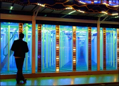 Attention à ne pas vous perdre dans ce manège, avec ces nombreux miroirs. C'est...