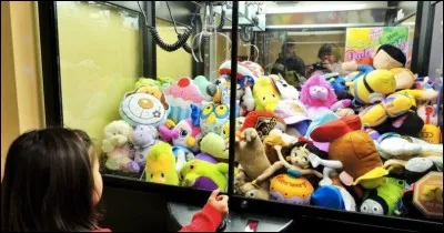 Cette machine attire plus particulièrement les enfants. Que trouve-t-on à l'intérieur ?