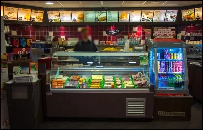 Après tout ça, avez-vous une petite faim, une petite soif ou même les deux ? Si c'est le cas, cet endroit est fait pour vous ! Quel est son nom ?