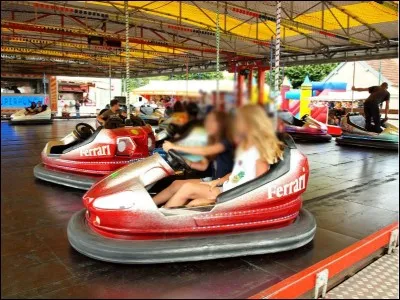 Direction ensuite vers cet autre manège. Qui n'a jamais pensé à prendre le contrôle d'une voiture et s'amuser à percuter d'autres véhicules ? Connaissez-vous son nom ?