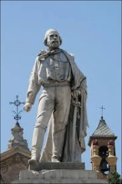 On trouve cette statue &agrave; Nice sur la place &eacute;ponyme. Le monument date de 1891. Bien entendu, on l'a rev&ecirc;tu de sa fameuse chemise rouge, il a le poing bien serr&eacute; et son bras se porte &agrave; son &eacute;p&eacute;e. Il regarde vers Turin. Quel est ce militaire r&eacute;volutionnaire qui participa &agrave; la Risorgimento de l'Italie ?