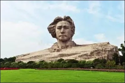 Ce visage a &eacute;t&eacute; sculpt&eacute; en 2009 et fait 32 m de haut. Repr&eacute;sentant le pr&eacute;sident vers l'&acirc;ge de 32 ans. Il a &eacute;t&eacute; repr&eacute;sent&eacute; avec une large crini&egrave;re, les cheveux longs; les sculpteurs ont voulu une oeuvre diff&eacute;rente. Parmi ces 3 choix, &ecirc;tes-vous en mesure d'identifier celui qui longtemps fut pr&eacute;sident de Chine ?