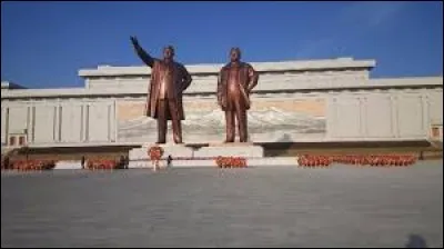 La statue du p&egrave;re (d&eacute;c&eacute;d&eacute; en 2011), le bras lev&eacute;, montrant le chemin &agrave; parcourir, fut la premi&egrave;re &agrave; dominer Pyongyang. Maintenant, y tr&ocirc;ne &eacute;galement, celle du fils. D'une hauteur identique (20 m) et &eacute;galement en bronze dor&eacute;. L'inauguration de la plus r&eacute;cente, s'est faite devant des feux d'artifices : la propagande a ajout&eacute; que le peuple s'y est beaucoup amus&eacute;. Ces statues sont de quels dirigeants