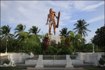 Aux Philippines, c'est un h&eacute;ros national pour avoir r&eacute;sist&eacute; aux colons espagnols. Il est le meneur de la bataille de Mactan, qui fut le th&eacute;&acirc;tre de la mort de Fernand de Magellan. Comment s'appelle-t-il ?