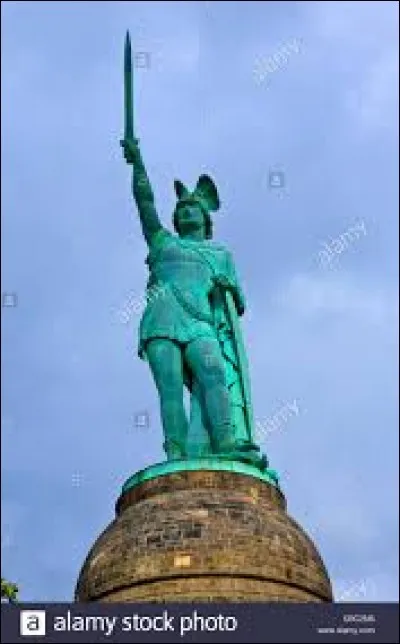 Le monument d'Hermann se dresse sur le mont Teutberg (386 m) : lui m&ecirc;me fait, avec son socle, 53 m. Il c&eacute;l&egrave;bre une victoire importante pour les tribus germaniques dirig&eacute;es par Arminius (Hermann en allemand) : battre, de mani&egrave;re d&eacute;cisive, les 3 l&eacute;gions romaines, du g&eacute;n&eacute;ral Varus, en l'an 9 apr. J.-C. Il y a d'ailleurs une statue se moquant de ce dernier &agrave; Haltern am See, en Allemagne. O&ugrave; est-on ?
