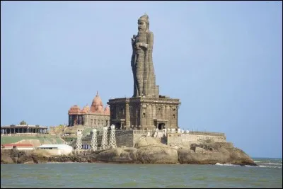 Cette imposante statue de 40 m est situ&eacute;e sur un &icirc;lot rocheux, en Inde. Il s'agit d'un important po&egrave;te et philosophe tamoul de l'Antiquit&eacute;. Parmi les trois suivant, &ecirc;tes-vous en mesure de l'identifier ?