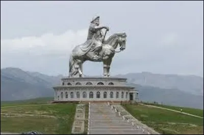 Le voici, face &agrave; l'est, &agrave; 40 m de haut, &agrave; cheval au-dessus d'un centre d'accueil haut de 10 m qui lui sert de socle, encercl&eacute; par 36 colonnes repr&eacute;sentant les 36 khans. Le centre est encercl&eacute; par un camp de 200 yourtes.Qui est cet important personnage ?