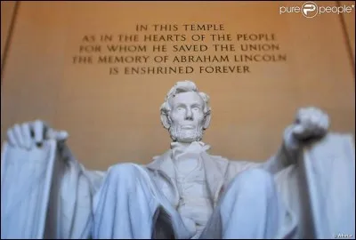 C'est une oeuvre empreinte de respect pour ce 16e Pr&eacute;sident am&eacute;ricain, assassin&eacute; &agrave; la fin de la Guerre de S&eacute;cession. Le monument de marbre blanc de Georgie, nous le montre calme et assis et l'on y a grav&eacute; deux de ses plus c&eacute;l&egrave;bres discours. O&ugrave; trouve-t-on cette &eacute;mouvante sculpture ?