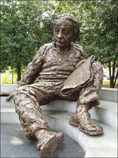 Cette statue a &eacute;t&eacute; &eacute;rig&eacute;e pour c&eacute;l&eacute;brer le centenaire de la naissance de ce brillant scientifique qui a uni l'espace et le temps. Ce prix Nobel de Physique, est devenu membre de cette Acad&eacute;mie en 1942, 2 ans apr&egrave;s qu'il soit devenu citoyen am&eacute;ricain. Quel est cet homme hors du commun ?