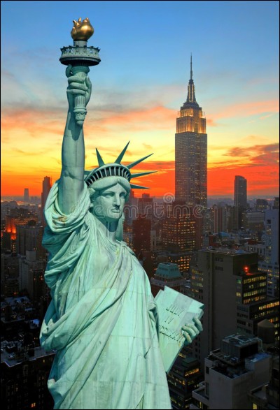 Cette statue d'accueil de l'Amérique, est située, on le voit, au sud de Manhattan, à l'embouchure de la rivière Hudson.
Il s'agit d'un cadeau du peuple français : elle a été construite en France, en signe d'amitié entre les deux nations, pour célébrer le centenaire de la Déclaration d'indépendance américaine. Quelle statue est-ce ?