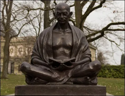 Il si&egrave;ge devant le plus grand &eacute;difice consacr&eacute; &agrave; la paix et &agrave; la s&eacute;curit&eacute; dans le monde. Cette sculpture fut donn&eacute;e &agrave; la Suisse par le gouvernement de l'Inde en remerciement pour son implication en faveur de la paix, de l'harmonie et de l'amiti&eacute;. Qui est-ce ?