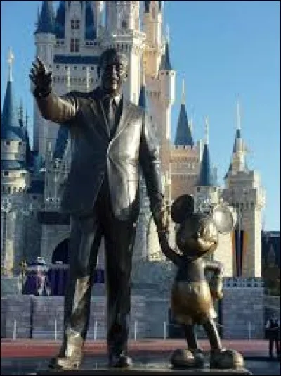 Le cr&eacute;ateur tient la main du caract&egrave;re le plus c&eacute;l&egrave;bre qu'il a fait vivre, au grand bonheur des petits et des grands. Ils regardent, Mickey et lui, ce qu'ils ont accompli ensemble et en semblent bien satisfaits.Avec les ann&eacute;es, depuis sa cr&eacute;ation en 1993, 5 statues semblables ont &eacute;t&eacute; sculpt&eacute;es, dont une pour Disneyland Paris, en 2002. De qui s'agit-il ?