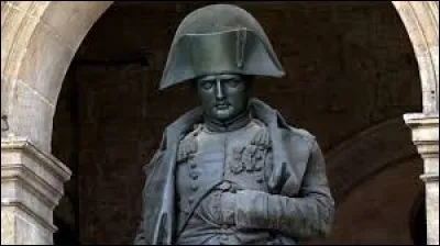 En partie coul&eacute;e avec le bronze de canons ennemis captur&eacute;s en 1805, cette statue a &eacute;t&eacute; inaugur&eacute;e en 1833 et est install&eacute;e aux Invalides depuis 1911. L'empereur porte l'un de ses uniformes pr&eacute;f&eacute;r&eacute;s, celui des chasseurs &agrave; cheval de la Garde : sur sa poitrine, on aper&ccedil;oit la L&eacute;gion d'Honneur ainsi que l'insigne de la Couronne de fer. Qui est cet empereur ?
