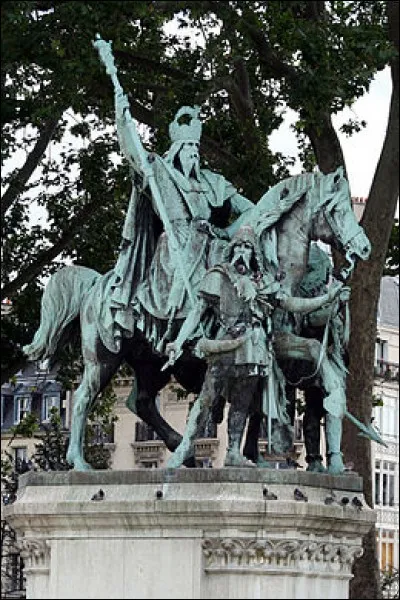 L'empereur est repr&eacute;sent&eacute; &agrave; cheval. Elle a &eacute;t&eacute; pr&eacute;sent&eacute;e &agrave; 2 expositions universelles de Paris, en 1867 et 1878. Lors de l'occupation allemande, la place importante occup&eacute;e par ce roi des Francs dans l'histoire de ces envahisseurs, a pr&eacute;serv&eacute; sa statue de la d&eacute;molition. Qui sont repr&eacute;sent&eacute;s ?