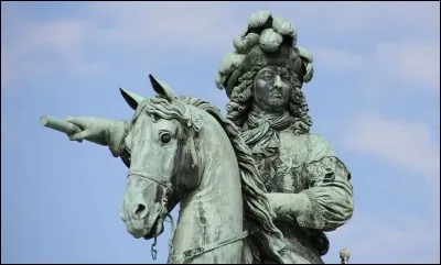 La sculpture est constitu&eacute;e de deux statues de bronze, le cheval et le cavalier. Par cette statue, on rend hommage &agrave; ce roi soleil qui avait tant d&eacute;sir&eacute; Versailles. Elle vient d'&ecirc;tre restaur&eacute;e et l&eacute;g&egrave;rement d&eacute;plac&eacute;e. De qui s'agit-il ?