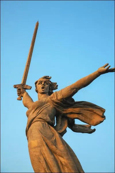 Ce n'est pas une personne que cette statue repr&eacute;sente mais une all&eacute;gorie, symbole de la m&egrave;re patrie. Elle est bien positionn&eacute;e sur une colline et haute de 85 m, d&eacute;fiait tous ceux qui auraient voulu faire du mal &agrave; son pays. De qui s'agit-il ?