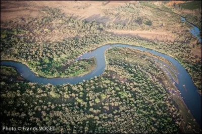 Quel cours d'eau forme une partie de la frontière entre la Syrie et Israël ?