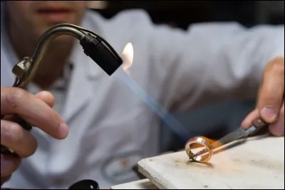 Luc veut devenir __, ce sera difficile.