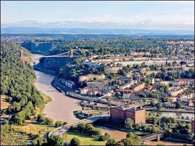 Quelle cité du sud de l'Angleterre abrite le Harbourside ?