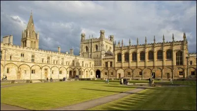 La tour de Carfax se trouve dans la ville de/d' :