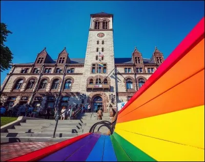 Quelle ville anglaise abrite une très prestigieuse université depuis 1209 ?