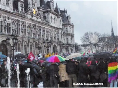 Qu'a immortalisé Robert Doisneau devant l'hôtel de ville ?