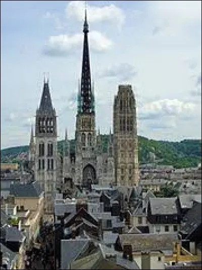 Faisons une halte devant la cathédrale de Rouen (Seine-Maritime). Les habitants de cette ville se nomment les ...