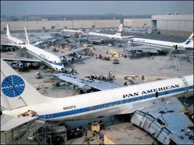 Concurrent direct du best-seller de Boeing après sa sortie en 1958, il servit dans de prestigieuses compagnies.