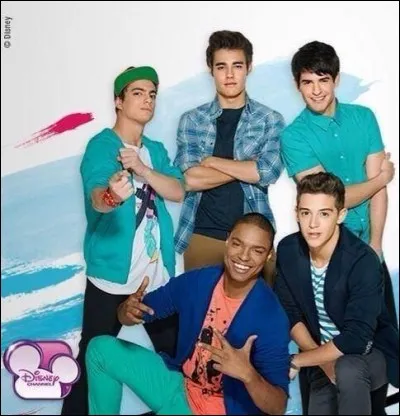 Quels sont les prénoms des garçons amoureux de Violetta ?