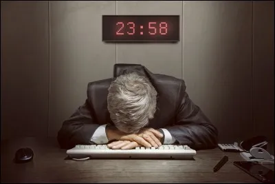 Quel grand humoriste, jongleur de mots, est l'auteur de la chanson la plus courte 'Se coucher tard, nuit !' ?