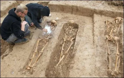 'En fouillant le sol, les archéologues ont mis à jour des vestiges romains.' La phrase est-elle fautive ?