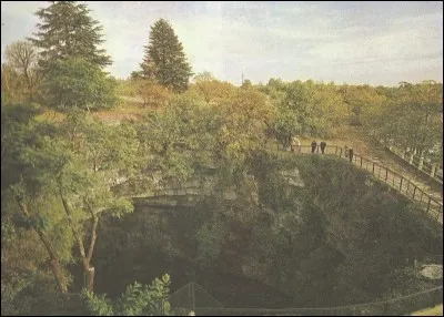 Combien mesure le pourtour du gouffre de "Padirac" ?