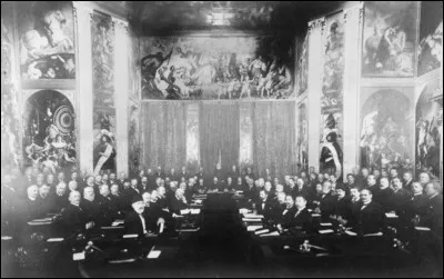 En 1899, une conférence internationale ayant pour objectif de maintenir une paix durable, est organisée à l'initiative de Nicolas II. Quelle est cette conférence qui existe encore aujourd'hui ?