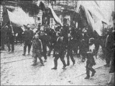 Sous quel nom est connue la journée qui marque le début de la révolution russe de 1905, durant laquelle des milliers d'ouvriers sont venus manifester pacifiquement devant le palais d'Hiver mais qui au final ont été réprimés par l'armée impériale ?