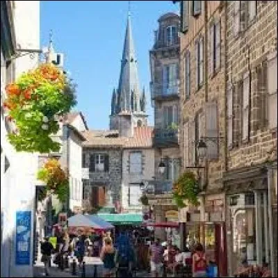 Nous sommes à Aurillac (Cantal), la ville des parapluies. Mais comment se nomment ses habitants ?