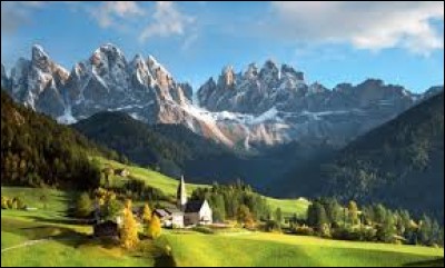 Dans quel pays se situe le massif des Dolomites ?