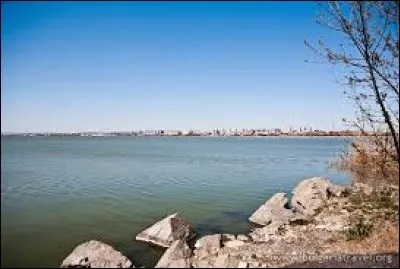 Sachant que le Lac de Bourgas se situe en Bulgarie, près de quelle mer se trouve-t-il ?