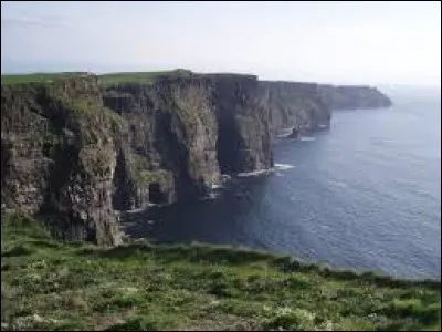 À quelle altitude, au-dessus de l'Océan Atlantique, s'élèvent les falaises de Moher, en Irlande ?