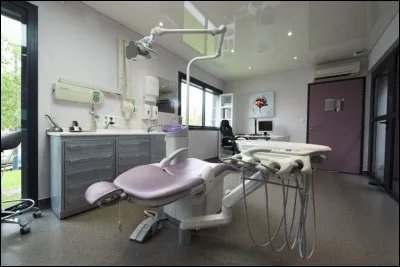 Septième étage, quatre cabinets dentaires et leurs équipes de choc prennent soins de nos dents. C'est le service...