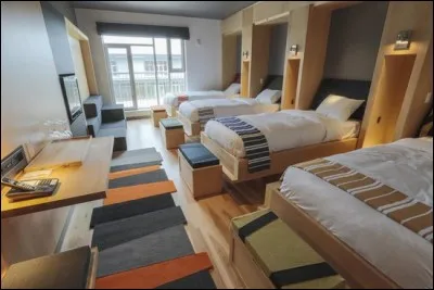 Le personnel de garde est logé dans les...