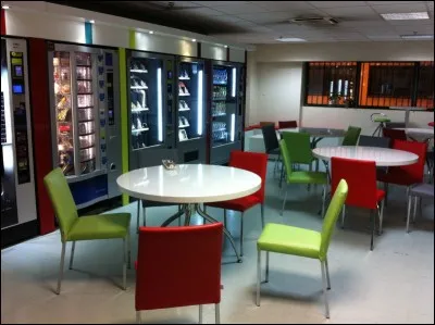 Les équipes paramédicales et médicales prennent une petite pause entre deux patients dans cette salle de...