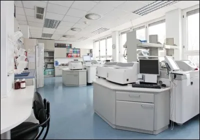 Dixième étage, cette salle permet aux laborantin(e)s d'analyser tous les échantillons des différents service que possède la clinique, comme les gaz du sang ou encore les urines. Il s'agit d'un...