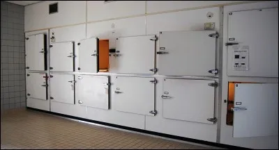 Toujours au dixième étage, ces "coffres forts" abritent des personnes qui ont rejoint l'au delà. C'est la...