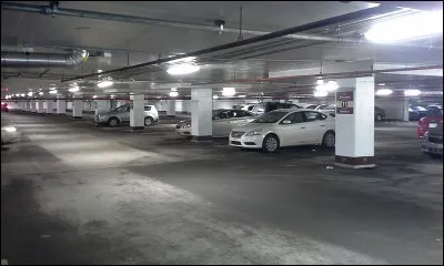 Ensuite, avant d'entrer dans le bâtiment, il faut se garer ! Mais où ? Ceci est...